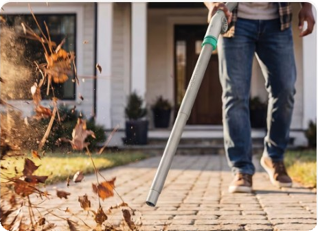 Tubo de extensão Clean V4 varrendo folhas secas do chão de um patio